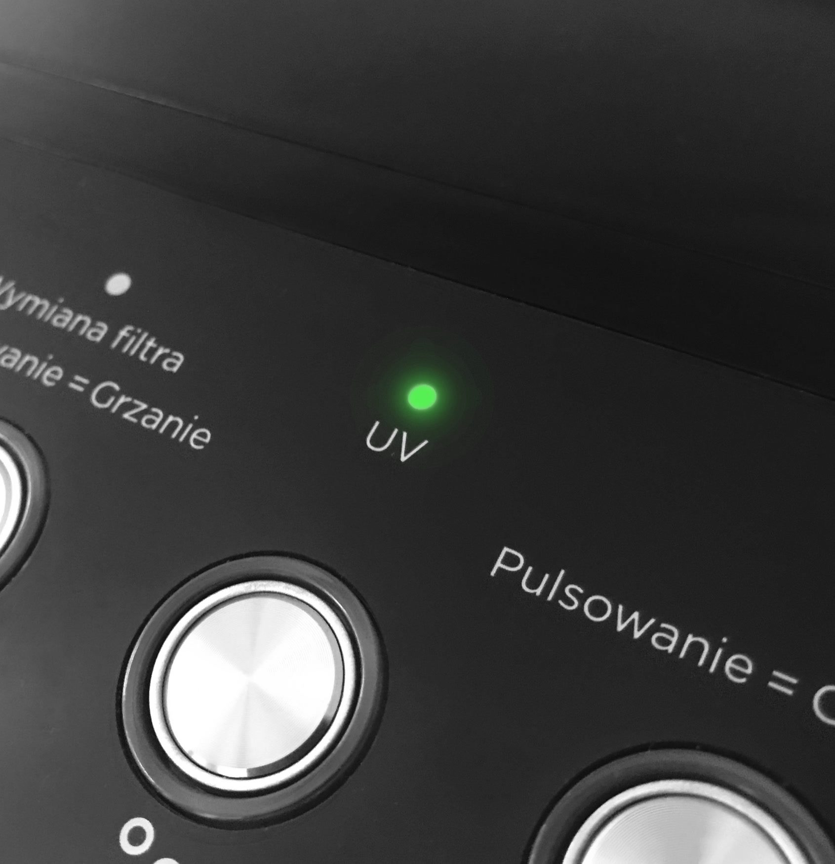 Midea JS1844S — zielona kontrolka UV świecąca na czarnym panelu sterowania