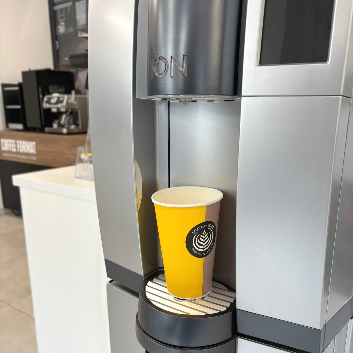 Natural Choice ION400 — nalewanie wody do papierowego kubka w lokalu gastronomicznym