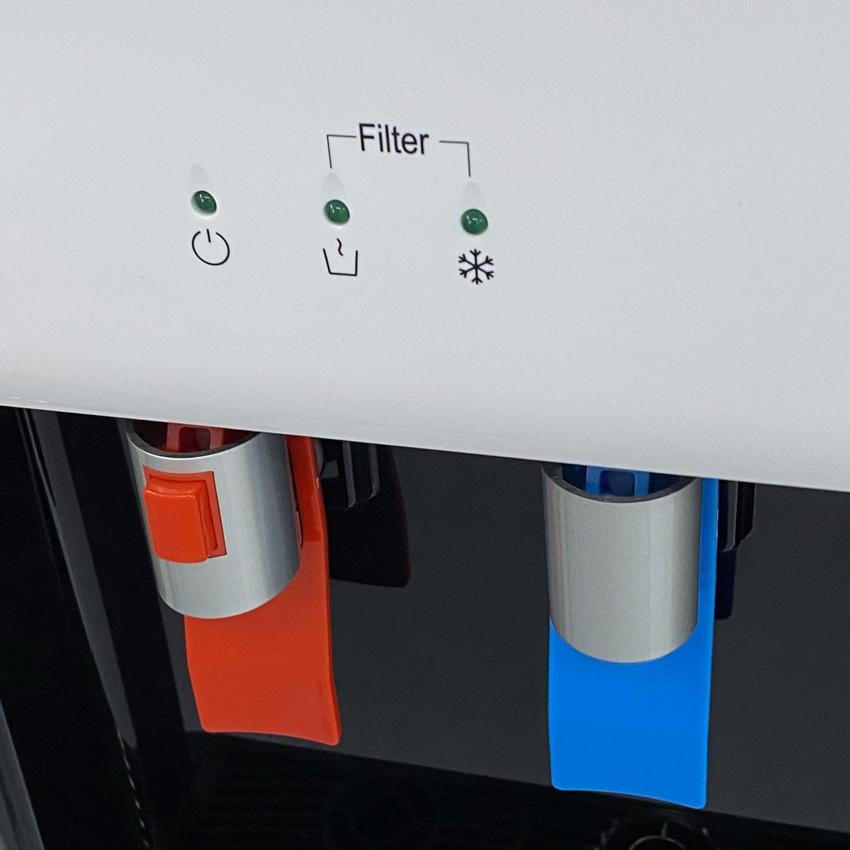 Midea JL1660S — zbliżenie na kraniki wody gorącej i zimnej oraz zielone diody stanu filtra