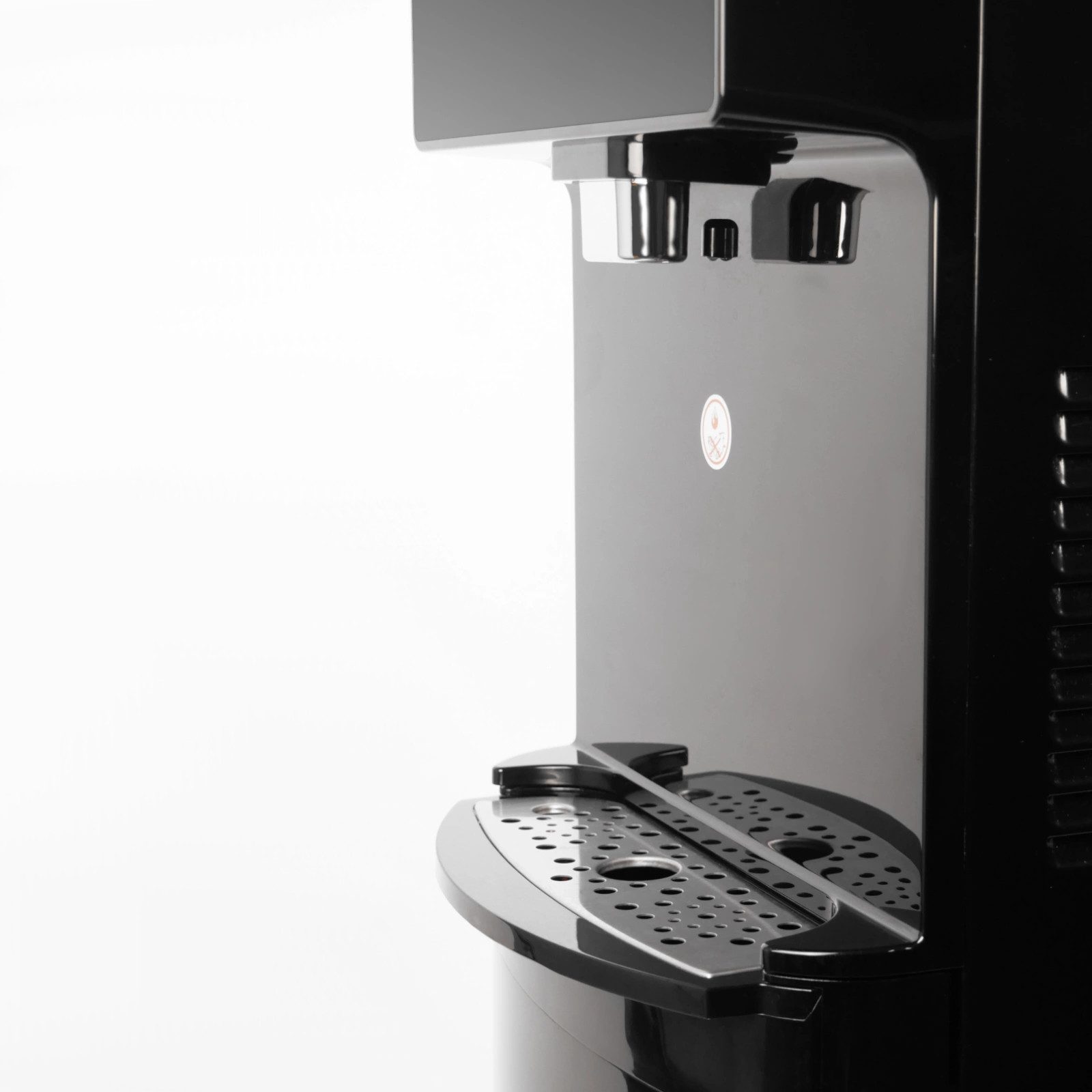 Midea JS1844S Black — zbliżenie na komorę wydawania i nierdzewną tacę ociekową